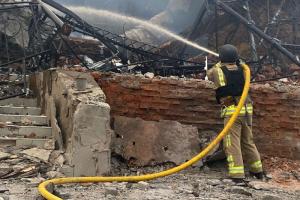 Сьогодні ввечері російська ракета вдарила по передмістю Сум. Загинула дитина, п'ятеро дітей та жінка поранені. Удар по цивільній інфраструктурі.