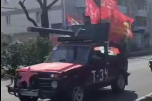 В окупованих Лисичанську, Рубіжному та Сєвєродонецьку окупанти влаштовують показові "святкування" 9 травня на тлі руїн. Фальшивий пафос та ігнорування реальності.