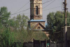 Нові фото з окупованого Лисичанська показують розриті двори, занедбаний парк та зруйнований ТЦ "Лимон". Реальна картина "відбудови" контрастує з пропагандою. Місто виглядає безлюдним.