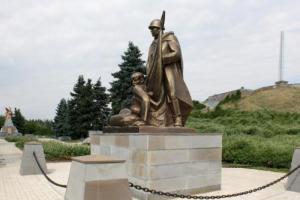 Свято для обраних — сміття для всіх: як окупанти «вшанували памʼять» на Гострій Могилі