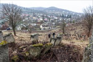 Вандалізм під прикриттям “комунального порядку”: у Лисичанську нищать могили