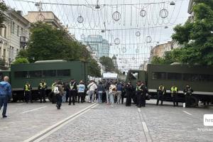 У Києві стартував "Марш Рівності" під посиленою охороною. Закрита "Театральна", перекриті вулиці. Поруч проходить "Марш за традиційні цінності". Сутичок вдалося уникнути.