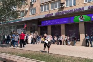 Примус через телефон: чому жителі Донеччини ночують під офісами мобільного оператора