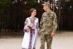 Попри складні умови воєнного стану, українці не втрачають надії та продовжують створювати нові сім’ї.