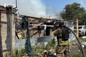 У понеділок, 7 липня, російські війська здійснили чергову атаку по Запоріжжю. Внаслідок обстрілу поранено щонайменше 17 цивільних осіб.