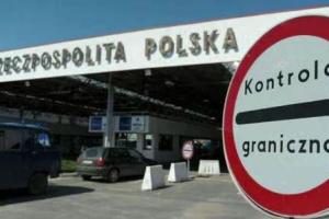 З липня 2025 Польща не впускає українців з ТОТ без біометричного закордонного паспорта, навіть транзитом. Це ускладнює евакуацію, залишаючи єдиний ризикований маршрут через Білорусь.