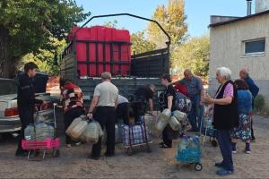 Окупаційні медіа гучно звітують про "турботу" щодо мешканців Лисичанська: щодня, за їхніми словами, аварійні бригади з Татарстану підвозять десятки тонн питної води.