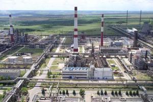 Нічні кадри з Луганщини: соцмережі повідомляють про авіаудар по Лисичанському НПЗ