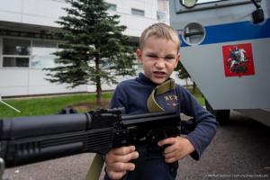 Коли пропаганда заходить у клас: у Донецьку діти “карають” портрети тих, хто проти війни