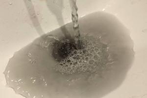 Местные жители делятся фото мутной воды с неприятным запахом