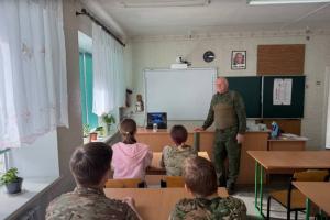 Учителі в окупації "заряджають воду" проти ядерних бомбардувань НАТО