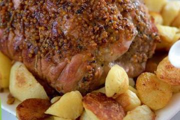 Запечена свинина з гірчичною скоринкою