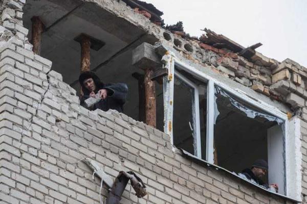 Пленные бойцы батальона "Донбасс" восстанавливают дома в Иловайске