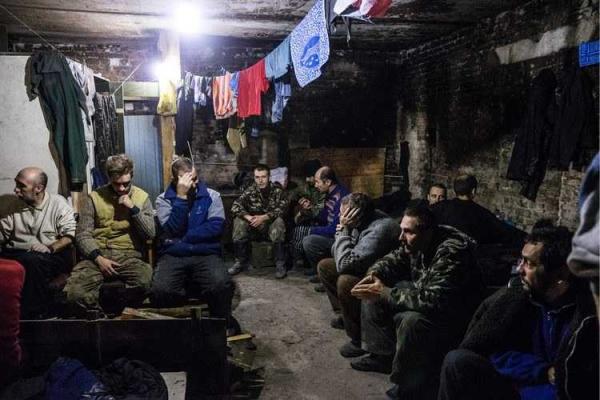 Пленные бойцы батальона "Донбасс" восстанавливают дома в Иловайске