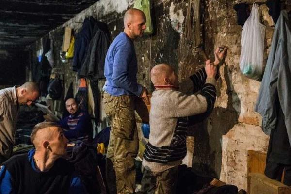 Пленные бойцы батальона "Донбасс" восстанавливают дома в Иловайске