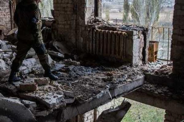 Пленные бойцы батальона "Донбасс" восстанавливают дома в Иловайске