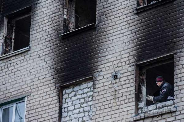 Пленные бойцы батальона "Донбасс" восстанавливают дома в Иловайске