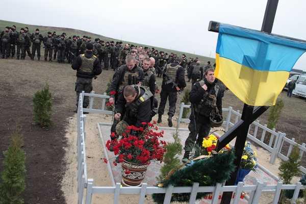 Памятный крест погибшим в вертолете МИ-8 открыт на Донетчине