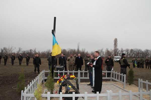Памятный крест погибшим в вертолете МИ-8 открыт на Донетчине