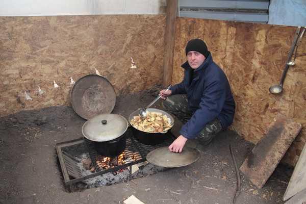 Нацгвардейцы совершенствуют свой быт, готовясь к зимовке Нацгвардейцы совершенствуют свой быт, готовясь к зимовке