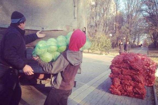 Жители "ДНР" идут на выборы поесть и запастись овощами