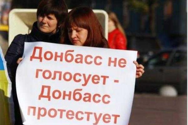 Против "выборов" в ДНР и ЛНР протестовали во Львове Против "выборов" в ДНР и ЛНР протестовали во Львове