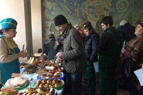 Жители "ДНР" идут на выборы поесть и запастись овощами