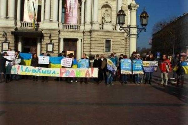 Против "выборов" в ДНР и ЛНР протестовали во Львове Против "выборов" в ДНР и ЛНР протестовали во Львове