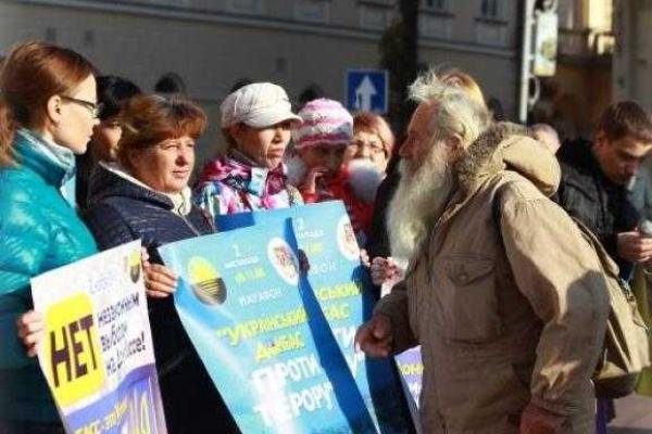 Против "выборов" в ДНР и ЛНР протестовали во Львове Против "выборов" в ДНР и ЛНР протестовали во Львове