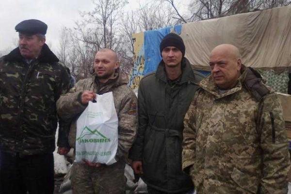 Глава Луганщины отвез гуманитарную помощь бойцам на 29 и 31-й блокпосты