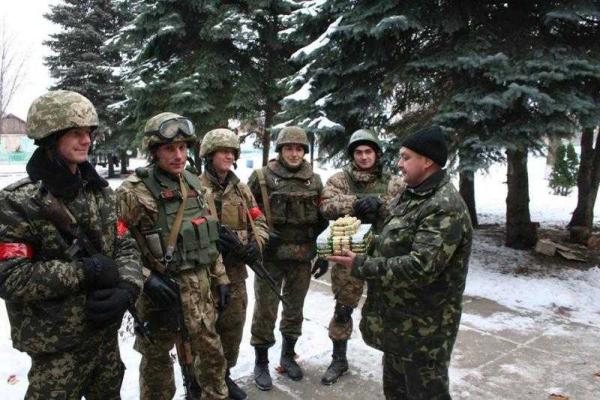 Школьница передала на передовую сладкий танк Школьница передала на передовую сладкий танк
