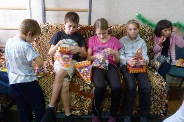 Бойцы ВСУ привезли подарки детям в Центр социально-психологической реабилитации г.Славянска Бойцы ВСУ привезли подарки детям в Центр социально-психологической реабилитации г.Славянска