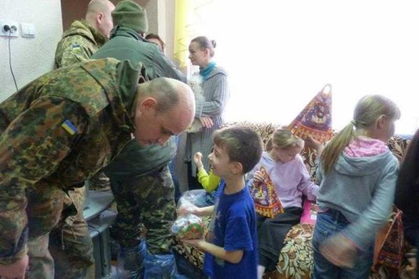 Бойцы ВСУ привезли подарки детям в Центр социально-психологической реабилитации г.Славянска Бойцы ВСУ привезли подарки детям в Центр социально-психологической реабилитации г.Славянска