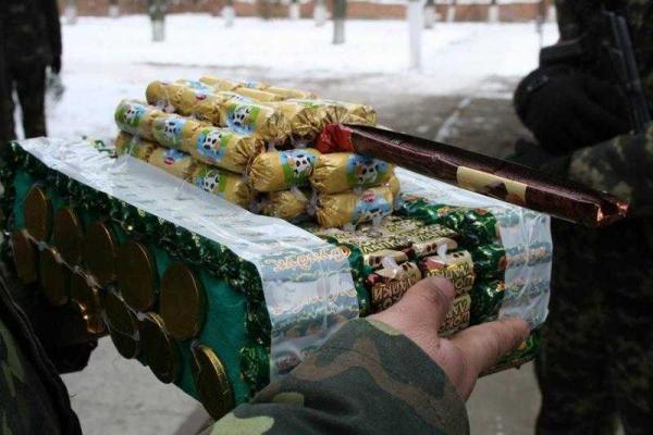 Школьница передала на передовую сладкий танк Школьница передала на передовую сладкий танк