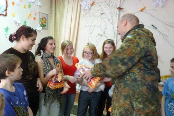 Бойцы ВСУ привезли подарки детям в Центр социально-психологической реабилитации г.Славянска Бойцы ВСУ привезли подарки детям в Центр социально-психологической реабилитации г.Славянска