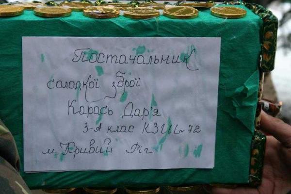 Школьница передала на передовую сладкий танк Школьница передала на передовую сладкий танк