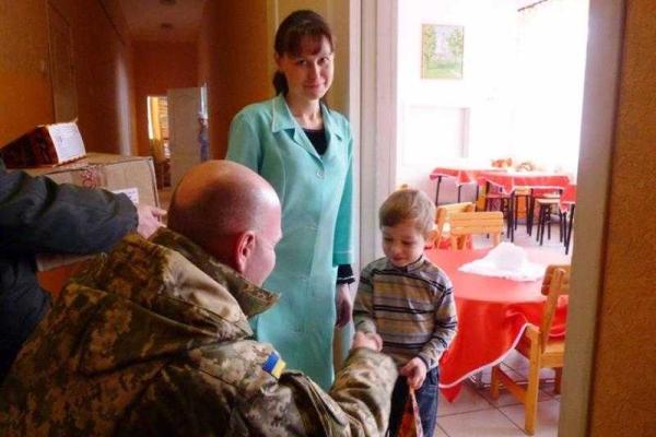 Бойцы ВСУ привезли подарки детям в Центр социально-психологической реабилитации г.Славянска Бойцы ВСУ привезли подарки детям в Центр социально-психологической реабилитации г.Славянска