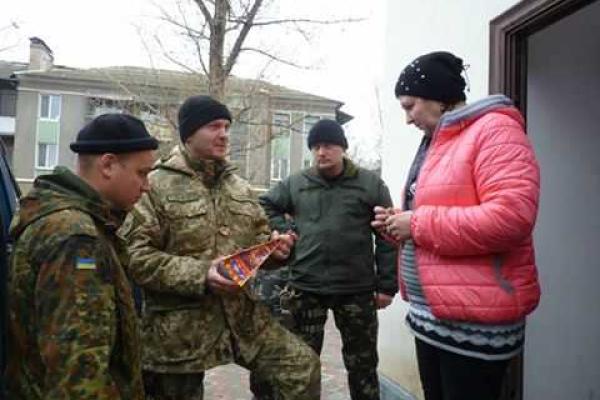 Бойцы ВСУ привезли подарки детям в Центр социально-психологической реабилитации г.Славянска Бойцы ВСУ привезли подарки детям в Центр социально-психологической реабилитации г.Славянска