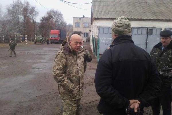 Глава Луганщины отвез гуманитарную помощь бойцам на 29 и 31-й блокпосты