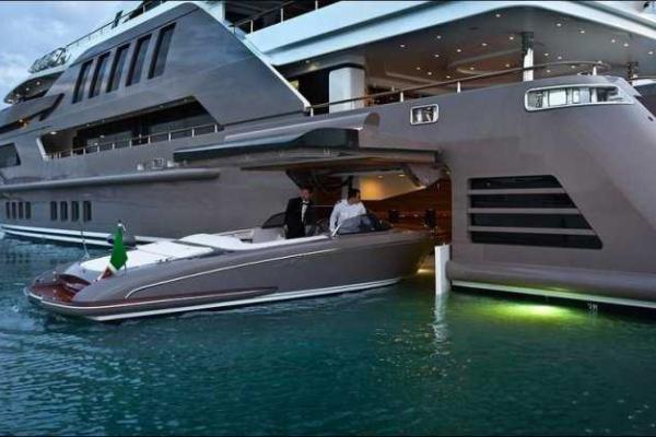 Стильная яхта с гаражом для катера Стильная яхта с гаражом для катера
