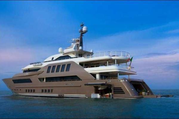 Стильная яхта с гаражом для катера Стильная яхта с гаражом для катера