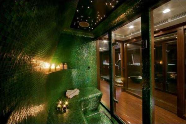 Стильная яхта с гаражом для катера Стильная яхта с гаражом для катера