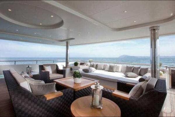 Стильная яхта с гаражом для катера Стильная яхта с гаражом для катера