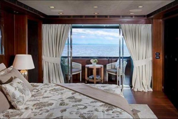 Стильная яхта с гаражом для катера Стильная яхта с гаражом для катера