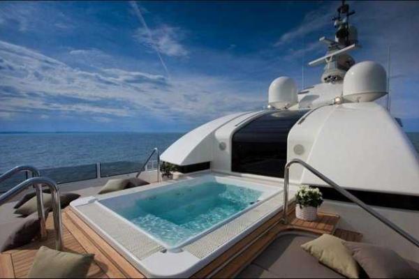 Стильная яхта с гаражом для катера Стильная яхта с гаражом для катера