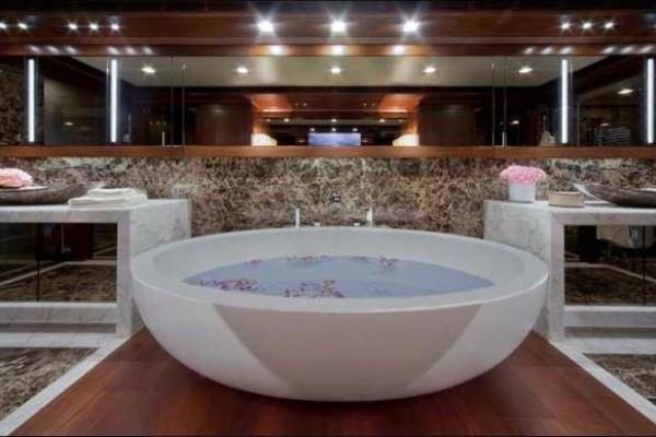 Стильная яхта с гаражом для катера Стильная яхта с гаражом для катера