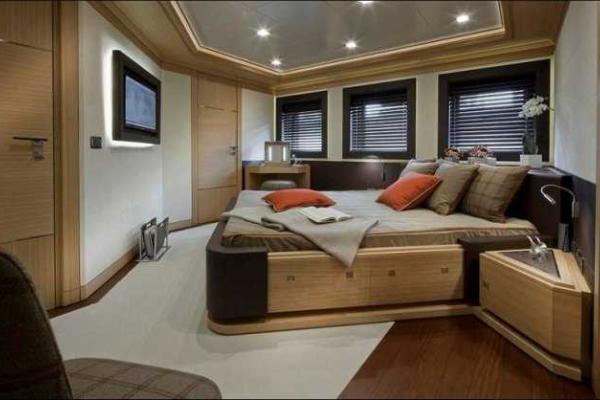 Стильная яхта с гаражом для катера Стильная яхта с гаражом для катера