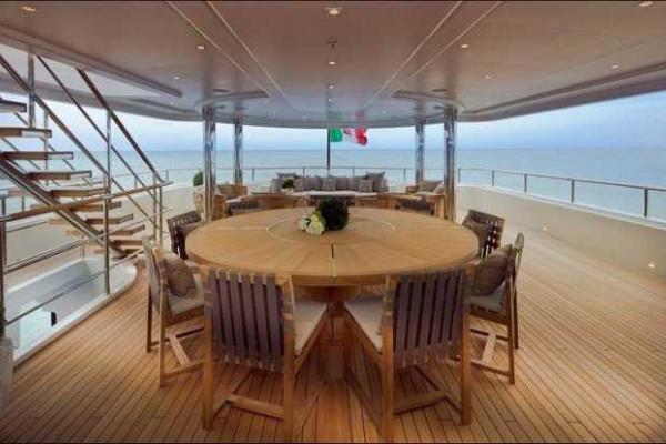 Стильная яхта с гаражом для катера Стильная яхта с гаражом для катера