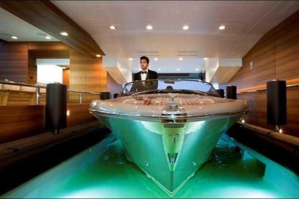 Стильная яхта с гаражом для катера Стильная яхта с гаражом для катера