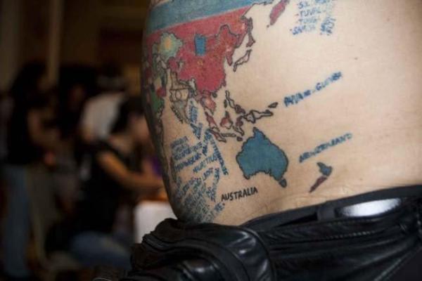 Житель Индии разрисовал свое тело флагами всех стран мира Житель Индии разрисовал свое тело флагами всех стран мира